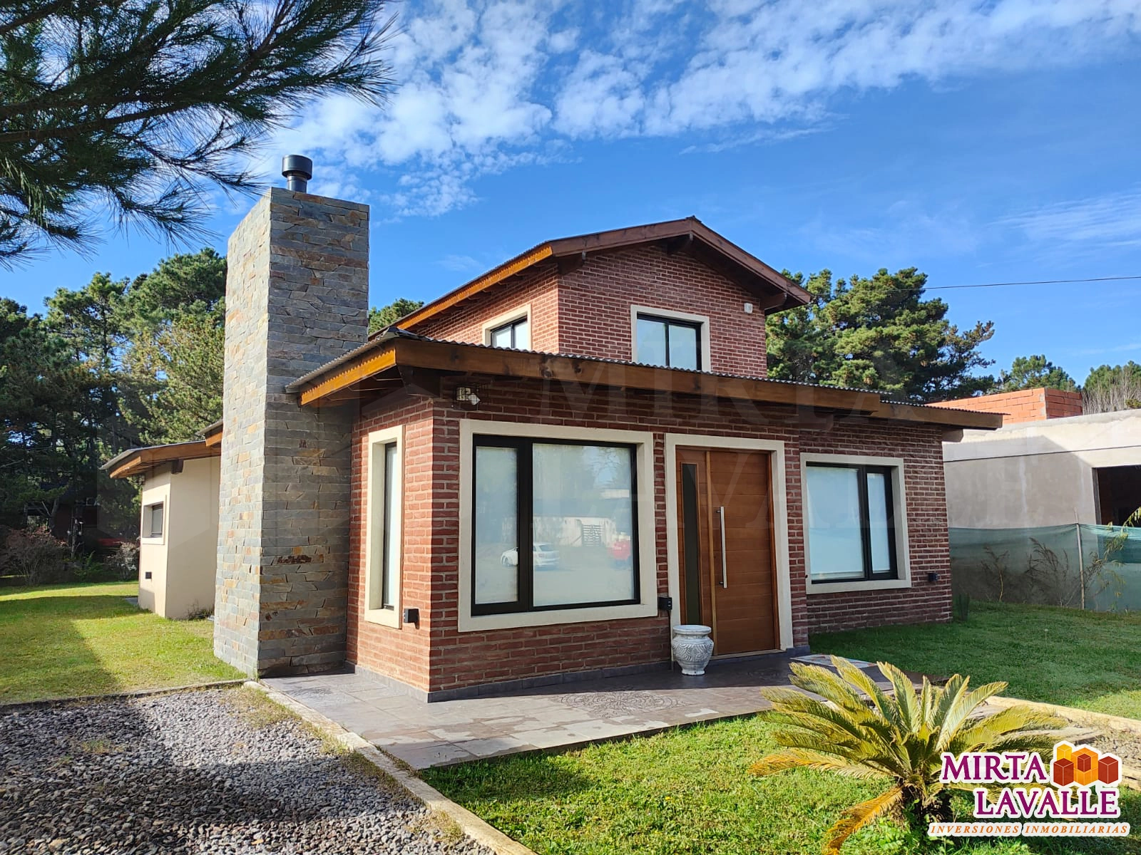 cevc392 – Moderna Casa de 4 amb. sobre terreno de 15 x 44 mts – Alelies e/ 4 y 5