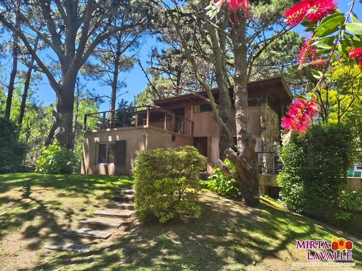 cevc452 – Casa de 4 amb. en La Reserva!!! – Los Cedros e/ Violetas y Orquideas