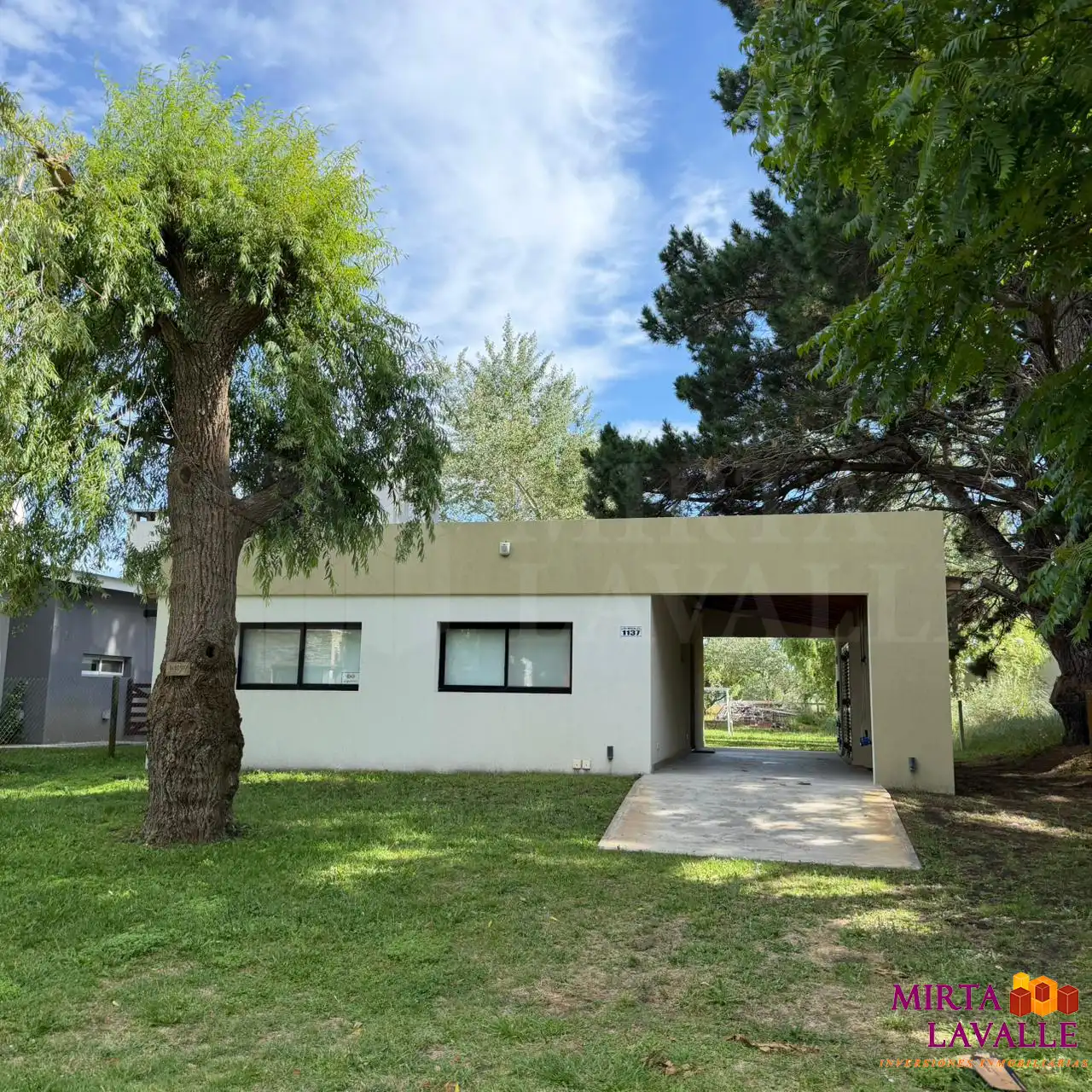cea281 – Hermosa casa de 3 amb. con 2 baños p/ 4 pers. – Nogales e/ malvones y pensamientos
